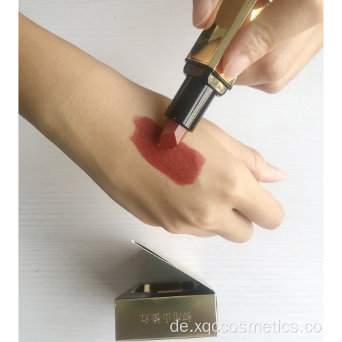 Kosmetischer matter Lippenstift rot